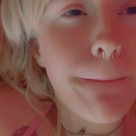 Daisea Takes A Hot Selfie